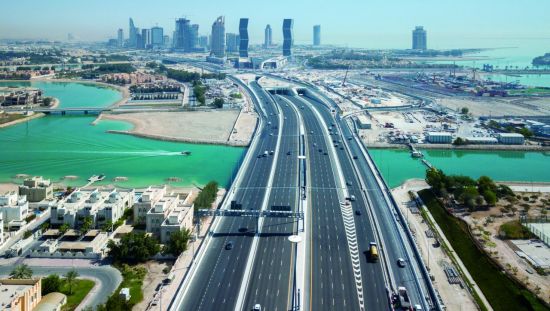 현대건설이 완공한 왕복 16차로 카타르 루사일 고속도로. 카타르 수도 도하와 위성도시 북쪽 루사일 인근의 상업·주택지구 지역을 연결한다.