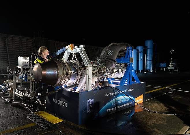 롤스로이스는 터보트롭 항공기용 엔진인 AE 2100-A를 수소 엔진으로 개량해서 사상 최초로 지상 시험에 성공했다./롤스로이스