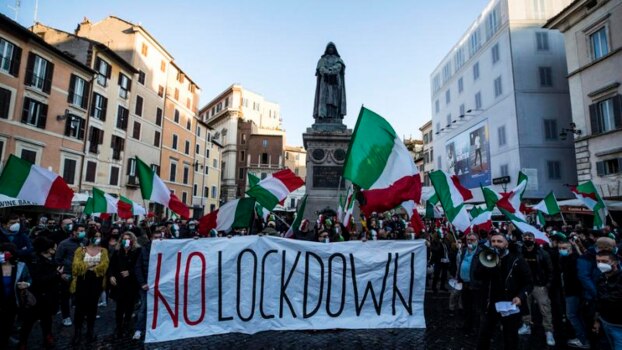 코로나 사태로 인한 봉쇄조치에 반발해 시위를 벌이는 이탈리아 로마 시민들.