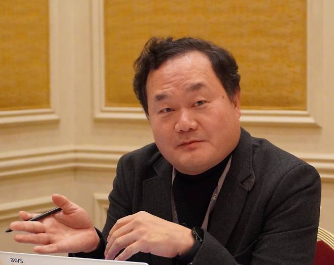 강신길 한진 미래성장전략실장이 28일(현지 시간) 'AWS 리인벤트 2022'가 열린 미국 라스베이거스 베네시안 호텔에서 인터뷰하고 있는 모습./ AWS 제공