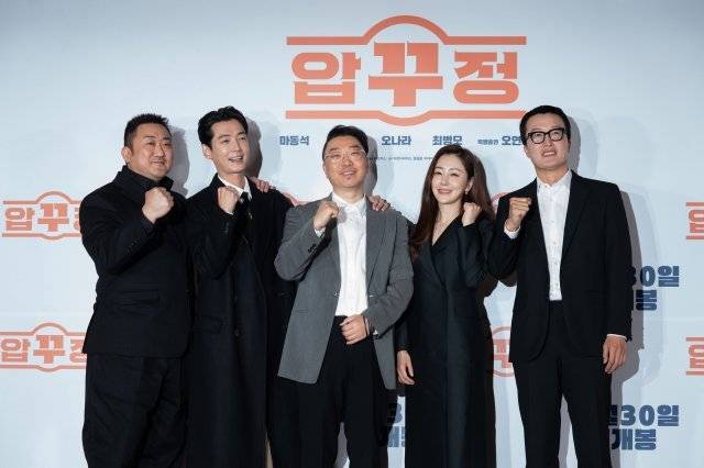영화 ‘압꾸정’ 주연배우들이 서울 광진구 롯데시네마 건대입구에서 28일 열린 간담회에 참석했다. 왼쪽부터 마동석, 정경호, 감독 임진순, 오나라, 최병모.  쇼박스 제공