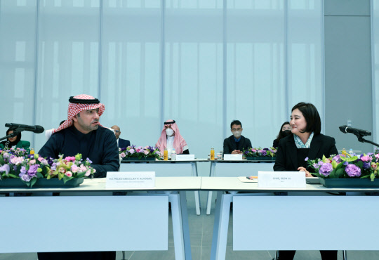 마제드 알 호가일(왼쪽) 사우디아라비아 자치행정주택부 장관과 채선주 네이버 ESG-대외 정책 대표가 29일 협력방안을 논의하고 있다. 네이버 제공
