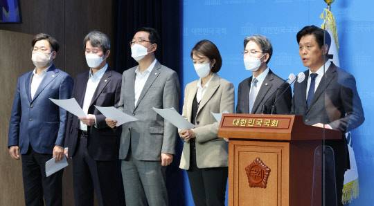 국회 과방위 더불어민주당 간사인 조승래 의원 등 민주당 과방위 소속 의원들이 24일 국회 소통관에서 공영방송 독립성과 중립성을 위한 방송법 개정을 추진하는 기자회견을 하고 있다.연합뉴스