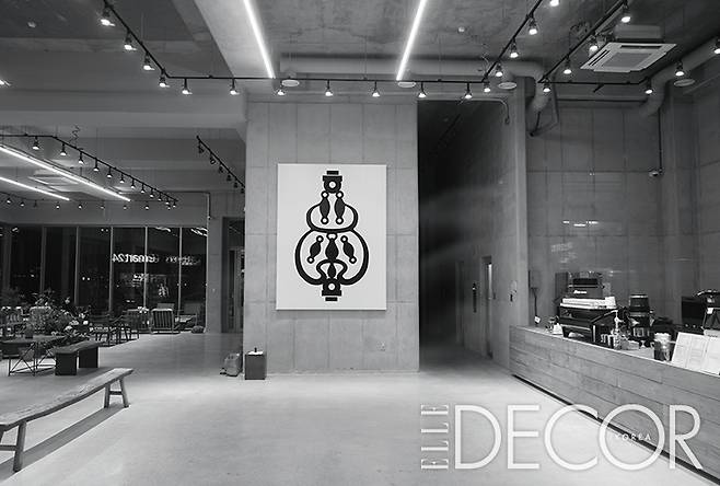 파주의 한 카페에 전시된 안상수의 한글 문자도 ‘오눈오네’.