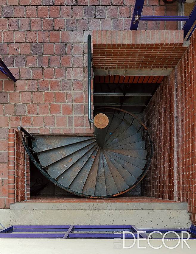 그의 집 전체는 강석원이 애정하는 붉은 벽돌이 다채롭게 사용됐다.