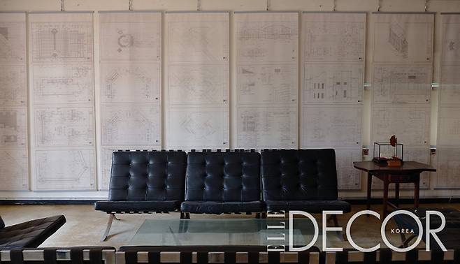 미스 반 데어로에의 바르셀로나 체어를 둔 응접실.