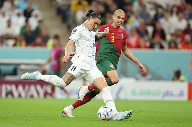 28일 오후(현지시간) 카타르 루사일 스타디움에서 열린 2022 카타르 월드컵 조별리그 H조 2차전 포르투갈 대 우루과이의 경기. 우루과이의 다르윈 누녜스가 포르투갈의 페프의 수비를 피해 슛을 하고 있다. 출처 연합뉴스