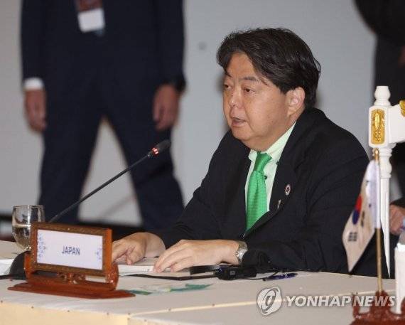 발언하는 하야시 요시마사 일본 외무상 (프놈펜=연합뉴스) 류영석 기자 = 하야시 요시마사 일본 외무상이 4일 캄보디아 프놈펜 소카호텔에서 열린 아세안+3(한중일) 외교장관회의에서 발언하고 있다.