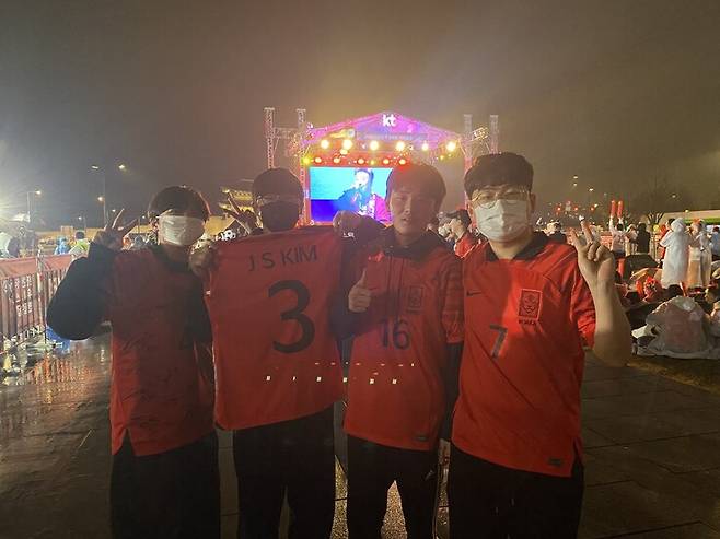 28일 저녁 7시무렵 한국 축구대표팀을 응원하기 위해 붉은색 단체 유니폼을 입고 광화문광장을 찾은 조형진(20), 이주용(20), 유태현(20), 권성진(20)씨. 곽진산 기자