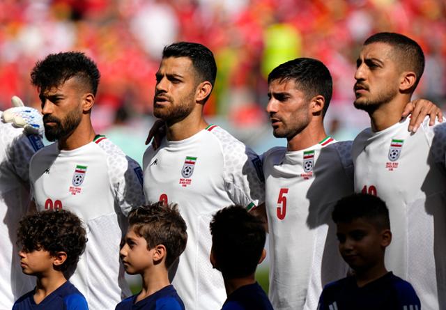 이란 축구 국가대표팀이 25일 웨일스와의 경기 전 국가를 부르고 있다. 앞서 이란 대표팀은 잉글랜드와의 경기에선 국가를 따라부르지 않는 방식으로 반정부 시위대 지지 의사를 밝혔다. 알라얀=AP