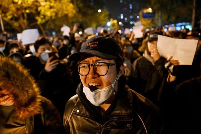 28일 중국 베이징에서 시민들이 고강도 코로나19 정책에 반대하는 구호를 외치고 있다. 베이징 AFP=연합뉴스
