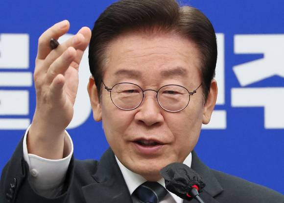 이재명 더불어민주당 대표가 21일 오전 서울 여의도 국회 당대표 회의실에서 특별 기자회견을 하고 있다. [사진=뉴시스]