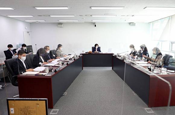 성남시의회 행정교육위원회가 28일 소관부서를 상대로 행정사무감사를 벌이고 있다. [사진=성남시의회]