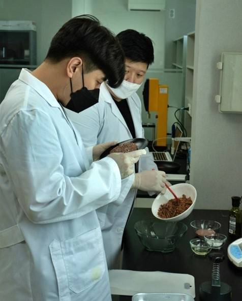 제품을 개발 중인 박형수 대표와 이용민 이사. 출처=디보션푸드