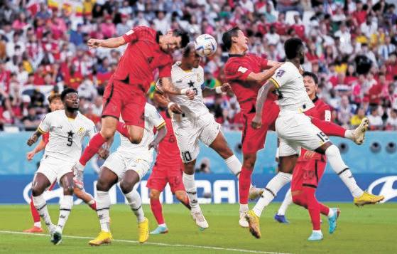 한국은 가나에 2-3으로 패했다. 그러나 16강 진출의 희망은 아직 살아있다. AP=연합뉴스