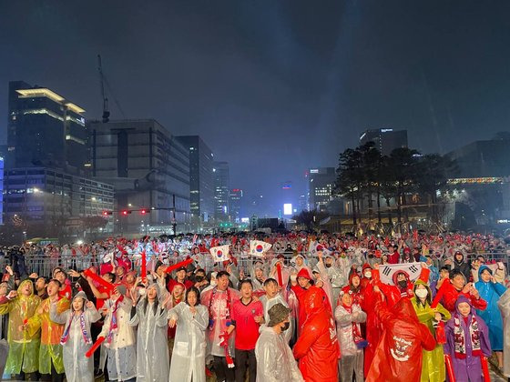 28일 서울 광화문광장에서 2022 카타르월드컵 조별리그 2차전 대한민국과 가나와의 경기를 시청하는 시민들이 응원하고 있다. 김남영 기자