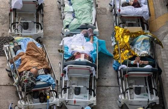 15일 홍콩 카리타스 의료 센터 응급실 바깥에 병실을 기다리는 코로나19 환자들이 대기하고 있다. [EPA=연합뉴스]