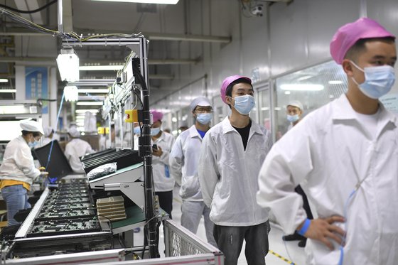 지난해 8월 중국 우한에 있는 폭스콘 공장 노동자들이 코로나19 PCR 검사를 받기 위해 대기하고 있다. AP=연합뉴스