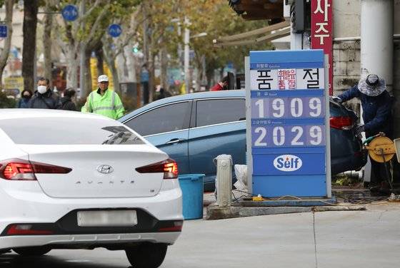 민주노총 공공운수노조 화물연대 총파업이 엿새째에 접어든 29일 서울 시내 한 주유소에 휘발유 품절 안내문이 붙어 있다.  이번 총파업에는 국내 4대 정유사(SK·GS칼텍스·에쓰오일·현대오일뱅크) 탱크로리(유조차) 기사들이 동참해 주유소 휘발유·경유 공급에 차질을 빚고 있다. 뉴스1