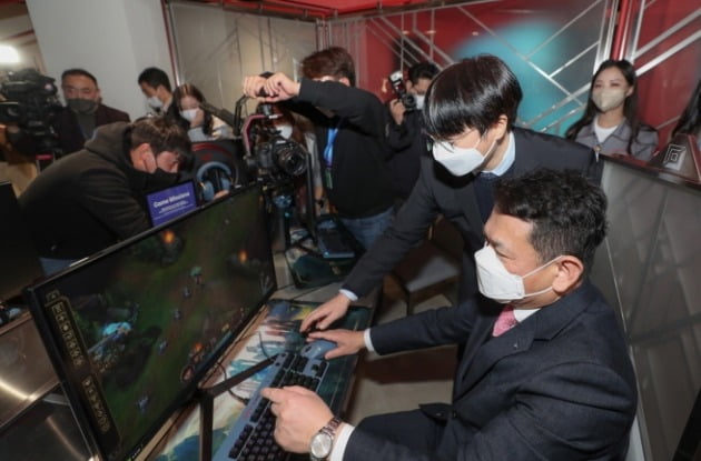 김경욱 인천국제공항공사 사장(앞쪽)이 게임공간에서 LoL(리그 오브 레전드)를 체험하고 있는 모습. 인천공항공사