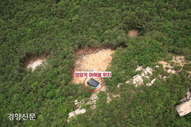 마애불상은 40도에 이르는 급경사를 이루고 있는 곳에서 발견되었다. 마애상 뒤에는 노두(露頭·암석이 지표면에 직접 노출된 곳)에서 떨어져 나온 크고 작은 돌덩이들이 너덜겅(돌이 많이 흩어져 있는 산비탈)처럼 쌓여있다. 그 뒤를 받치고 있는 암석은 마치 인절미 혹은 깍두기의 형상을이다. 이런 암석들이 맨 앞에서 우뚝 서있던 마애불상을 ‘모종의 힘’으로 확 밀어붙였거나 가격하는 바람에’ 엎어진 것이라 할 수 있다.|국립경주문화재연구소 제공