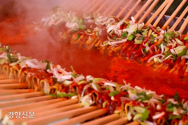 충북 제천의 대표 먹거리인 빨간오뎅. 제천시 제공.