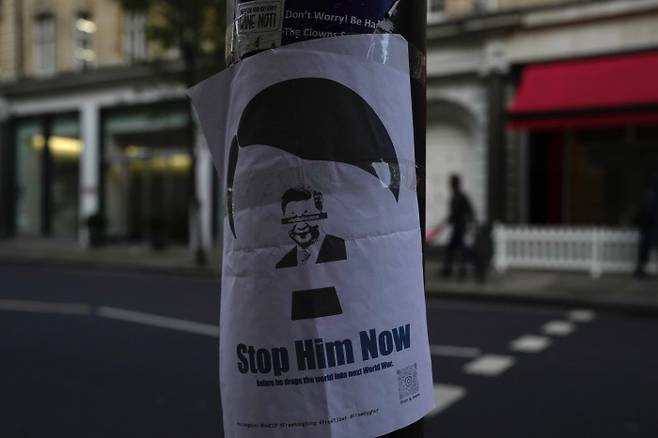 런던서도 ‘그를 멈춰라’ 영국 런던의 중국 대사관 인근 기둥에 28일(현지시간) 시진핑 중국 국가주석과 중국의 제로 코로나 정책을 비판하는 시위대의 전단이 부착돼 있다. 런던 | AP연합뉴스