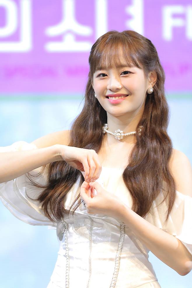 Chuu poses during Loona's press conference for its special album "Flip That," in Seoul on June 20. (BlockBerry Creative)