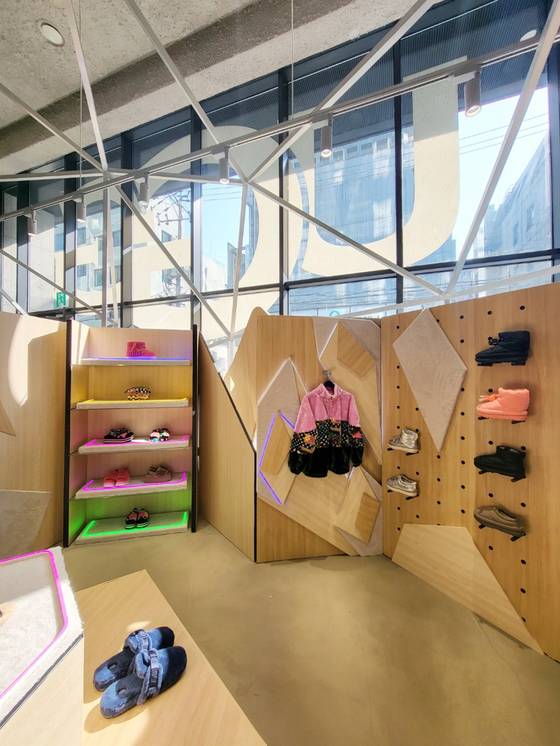 Shinseage International's S.I. Village, UGG’s importer, recently decided to launch UGG’s clothing line in Korea for the first time. For the month of November, the clothing line was sold offline at a temporary pop-up store in Hongdae, in western Seoul’s Mapo District. [S.I. VILLAGE]