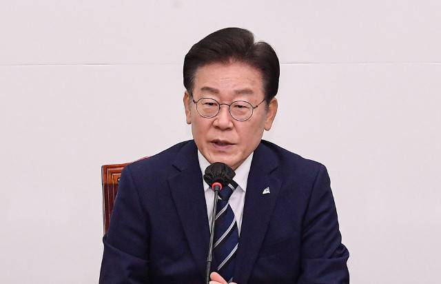 이재명 더불어민주당 대표가 28일 서울 여의도 국회에서 열린 최고위원회의에서 발언을 하고 있다. 이한결 기자