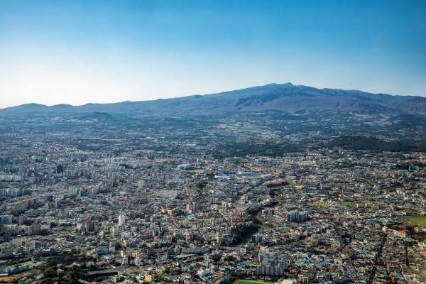 제주도는 토양층의 두께가 얇은 데다 대부분 화산이 폭발할 때 섞여 나온 화산재 모래와 자갈 등으로 이뤄져 빗물이 잘 스며드는 특징이 있다. 상공에서 바라본 제주시 전경.