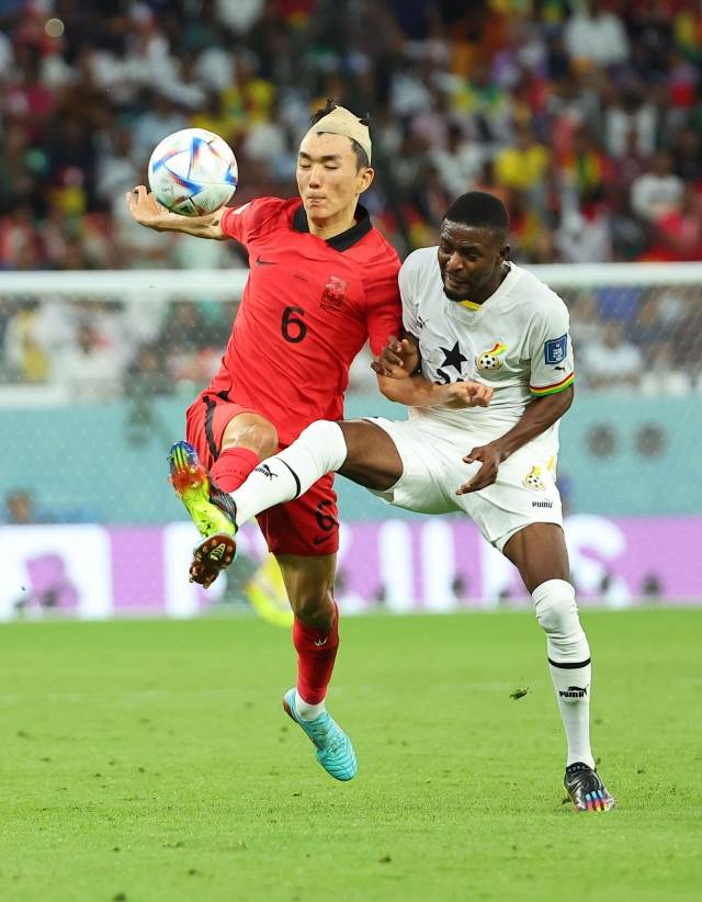 28일 오후(현지시간) 카타르 알라이얀의 에듀케이션 시티 스타디움에서 열린 2022 카타르 월드컵 조별리그 H조 2차전 대한민국과 가나의 경기. 부상을 입은 황인범이 공을 다투고 있다. 연합뉴스