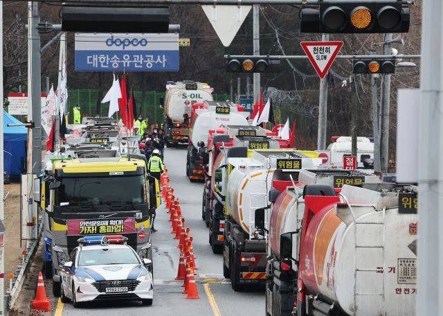 화물연대 총파업 닷새째인 28일 오후 경기도 성남시 분당구 대한송유관공사 서울지사 앞 도로에 파업에 참여하며 멈춰 선 유조차 옆으로 유조차가 오가고 있다. 연합뉴스