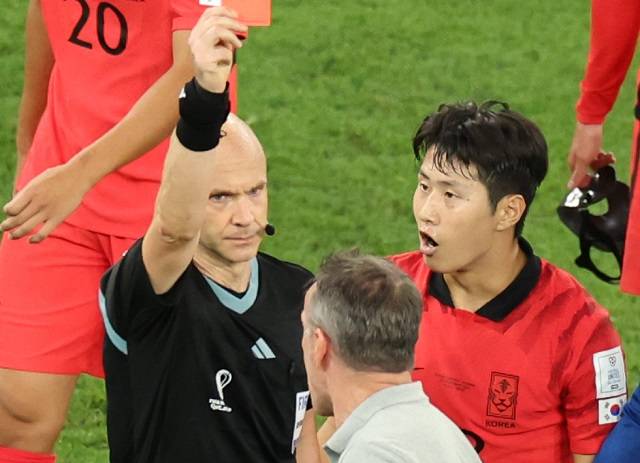 28일 오후(현지시간) 카타르 알라이얀의 에듀케이션 시티 스타디움에서 열린 2022 카타르 월드컵 조별리그 H조 2차전 대한민국과 가나의 경기. 파울루 벤투 감독이 이른 경기 종료 선언에 대해 거칠게 항의하다가 레드카드를 받고 있다.  연합뉴스