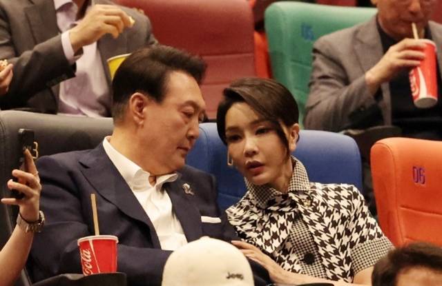 윤석열 대통령과 김건희 여사가 지난 6월 12일 오후 서울 시내 한 영화관에서 영화 '브로커'를 관람하고 있다.  연합뉴스