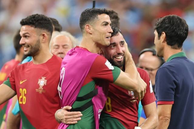 28일 오후(현지시간) 카타르 루사일 스타디움에서 열린 2022 카타르 월드컵 조별리그 H조 2차전 포르투갈 대 우루과이의 경기. 2-0 포르투갈의 승리로 경기 종료 후 크리스티아누 호날두가 멀티골을 넣은 페르난드스를 축하해주고 있다. 연합뉴스