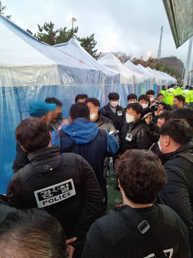 경찰이 ‘쇠구슬 테러’와 관련해 화물연대를 압수 수색했다. 사진=부산강서경찰서