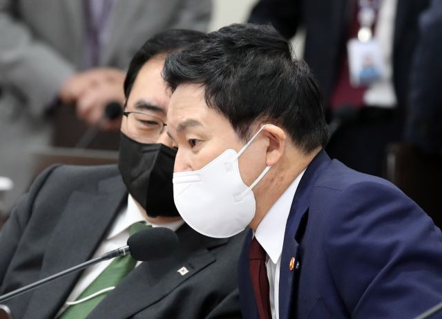 원희룡 국토교통부 장관이 화물연대 집단운송거부 사태와 관련 업무개시명령을 심의하기 위해 29일 서울 용산 대통령실 청사에서 열린 국무회의에 참석하고 있다. 대통령실통신사진기자단