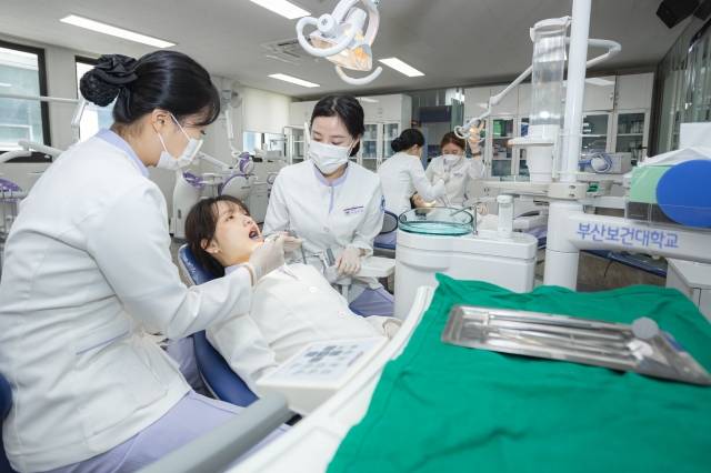 동주대학교가 2023년 3월부터 ‘부산보건대학교’로 개명한다. 치위생과 학생 실습 장면. 사진=동주대