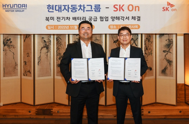 김흥수 현대차그룹 기획조정실 미래성장기획실장∙EV사업부장 부사장(왼쪽)과 최영찬 SK온 경영지원총괄(오른쪽)이 29일 서울 종로구 서린동 SK그룹 본사에서 북미 전기차 배터리 공급 협력을 위한 업무협약(MOU)을 체결하고 포즈를 취하고 있다. 현대차 제공