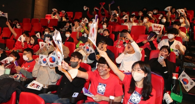 CU가 지난 28일 가나전을 맞아 CGV 압구정에서 준비한 실내 단체 응원전에서 축구팬들이 대한민국 축구 국가대표팀의 선전을 기원하며 응원하고 있다. CU 제공