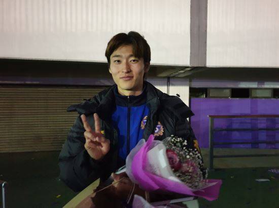 조규성이 2019년 11월23일 안양종합운동장에서 열린 부천 FC와의 K리그2 준플레이오프 경기에서 1대 1 무승부를 거둬 플레이오프 진출을 확정지은 뒤 국민일보와 인터뷰하고 있다. 안양=이동환 기자