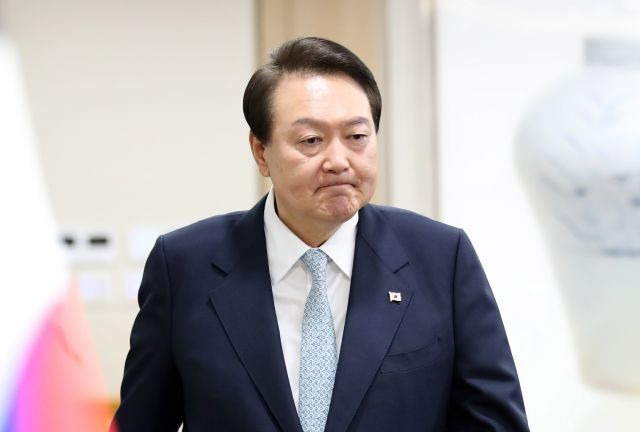 윤석열 대통령이 화물연대 집단운송거부 사태 관련 업무개시명령을 심의하기 위해 29일 서울 용산 대통령실 청사에서 열린 국무회의에 입장하고 있다. 대통령실통신사진기자단
