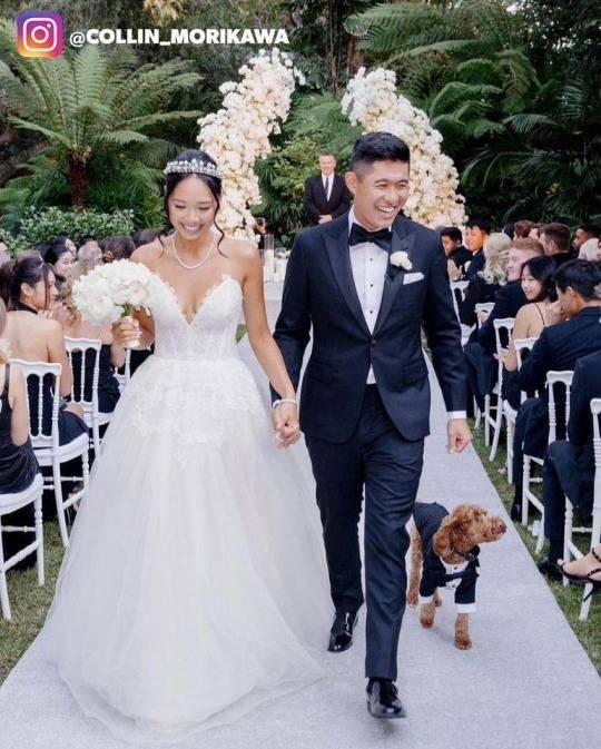 예복과 웨딩드레스를 입고 결혼식장에 들어서는 모리카와 부부.
[모리카와 소셜 미디어]