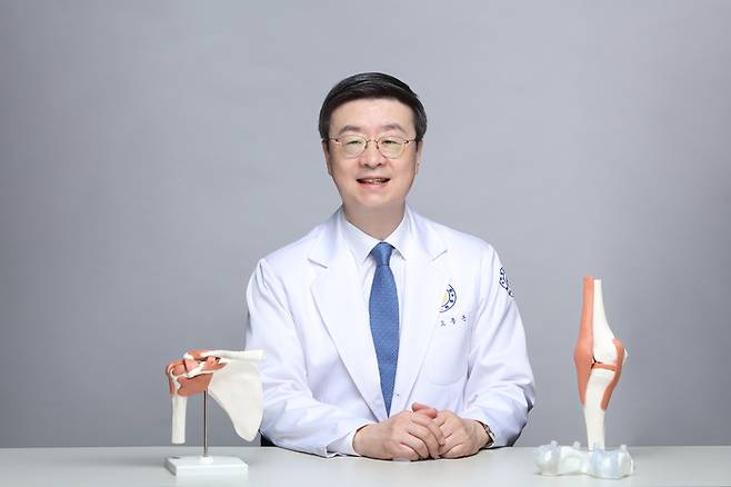 연세사랑병원 고용곤 병원장(정형외과 전문의)이 갑작스러운 방향전환, 급정지, 점프 후 불안정한 착지때 전방십자인대 파열이 잘 발생하기 때문에 격한 운동인 축구나 야구, 농구, 테니스 등을 즐겨한다면 주의가 필요하다고 설명했다.