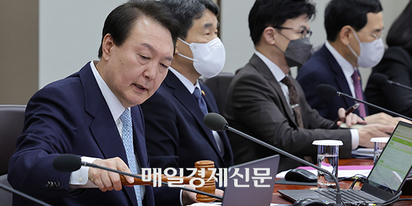 President Yoon Suk-yeol at the cabinet meeting [Photo by Lee Seung-hwan]