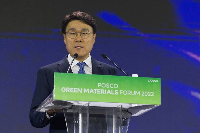 최정우 포스코그룹 회장이 지난 1일 송도 컨벤시아에서 '친환경소재포럼 2022'에서 기조연설을 하고 있다. /사진=포스코