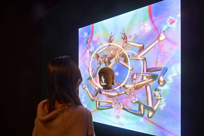 듀킴, 춤을 추는 것처럼, 2022, 나무, 네온라이트, 아이폰, 디지털이미지, LED라이트패널, 혼합재료, 가변설치, 3D 모델링 홍서연 [사진=대구미술관]