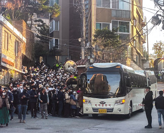 은마아파트 주민들이 용산구 한남동 유엔빌리지 인근에서 GTX 관통 반대시위를 마치고 차에 오르고 있다. [독자제공]
