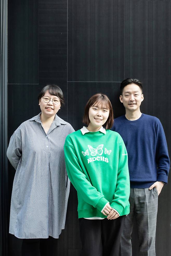 ‘꿈의 오케스트라 평창’의 황효주 강사, 정정아 학생, 장한솔 음악감독(왼쪽부터). [한국문화예술교육진흥원 제공]